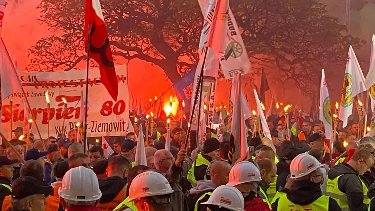 Protestujący w Katowicach skandowali: „Ręce precz od śląskich kopalń” i „Zlikwidować rząd oszustów” [ZDJĘCIA]