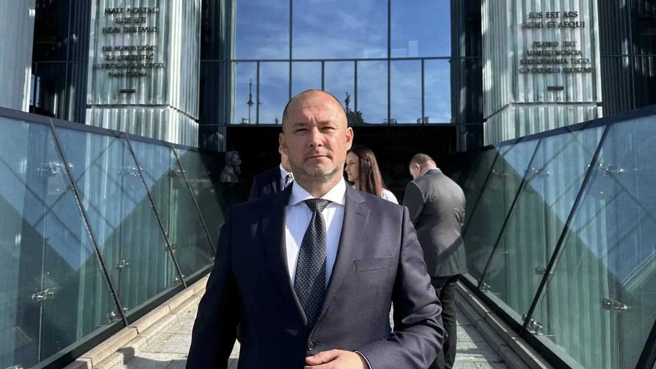 sędzia Jakub Iwaniec przed gmachem Sądu Najwyższego