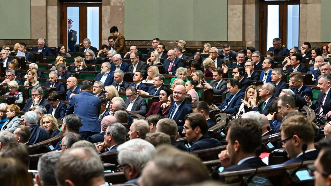 Najnowszy sondaż raczej zmartwi ekipę Tuska. Bo dziś straciłaby władzę [SONDA]