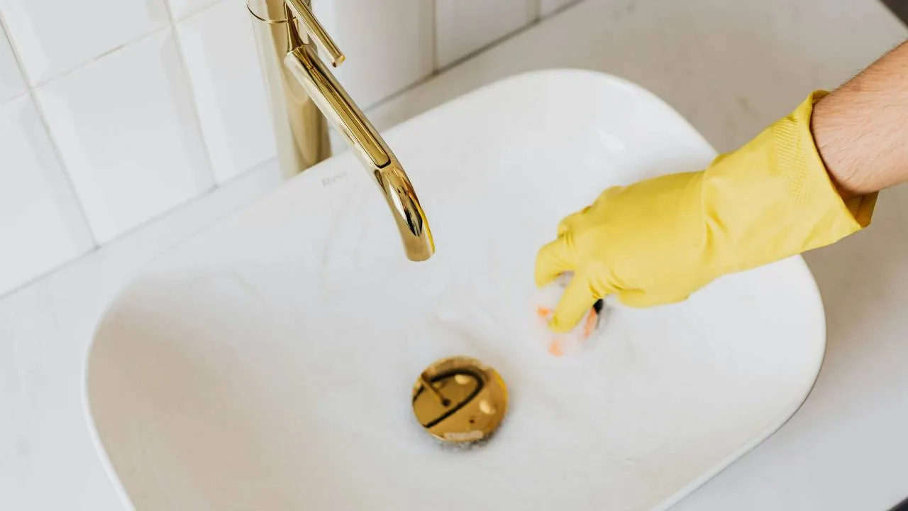 Wsyp cztery łyżki i zalej wrzątkiem. Zadziała lepiej niż chemia ze sklepu