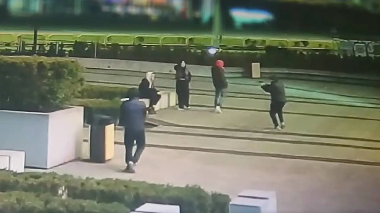 Strzelali do siebie w centrum Elbląga. Policja szuka "bohaterów" nagrania! [WIDEO]