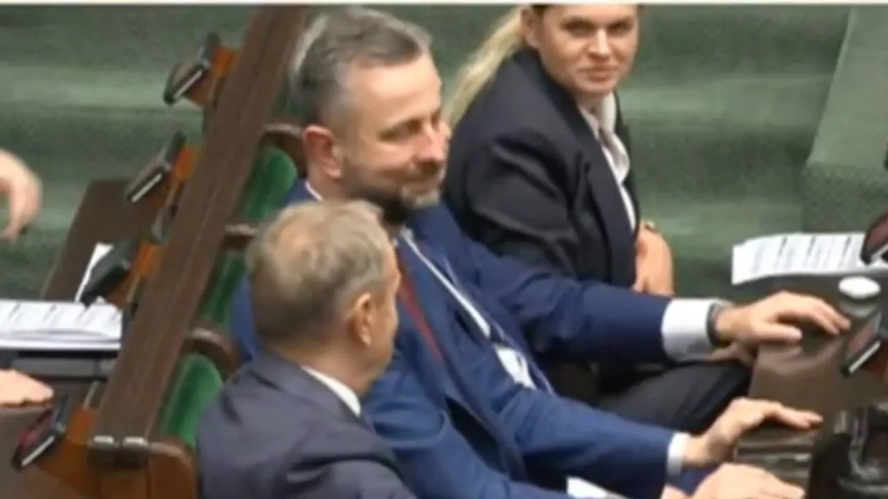 Nowacka ma pilne oko na Tuska. Po wszystkim wymienili czuły uśmiech. WIDEO