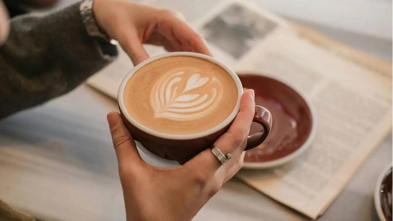 To połączenie działa lepiej niż energetyk! Kawa z tym dodatkiem podbija internet
