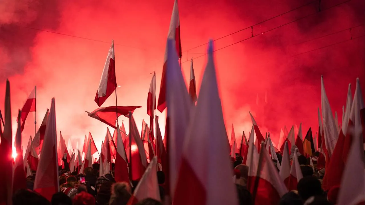 "Świat się dzieli, a my musimy być razem". Były premier zaprasza na Marsz Niepodległości