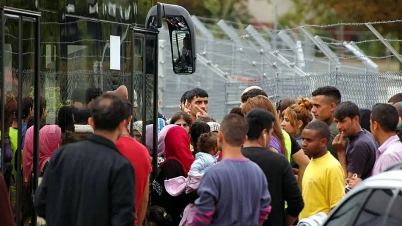 Prezes PiS przedstawił pytania w referendum ws. migracji. "Boimy się tego, co nas spotkało"