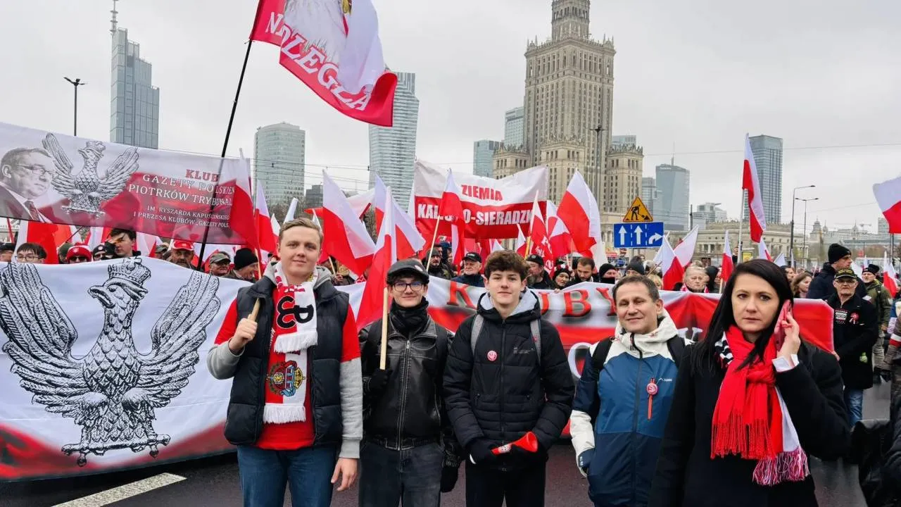 Kluby "Gazety Polskiej" już na Rondzie Dmowskiego. Morze biało-czerwonych flag [ZDJĘCIA]