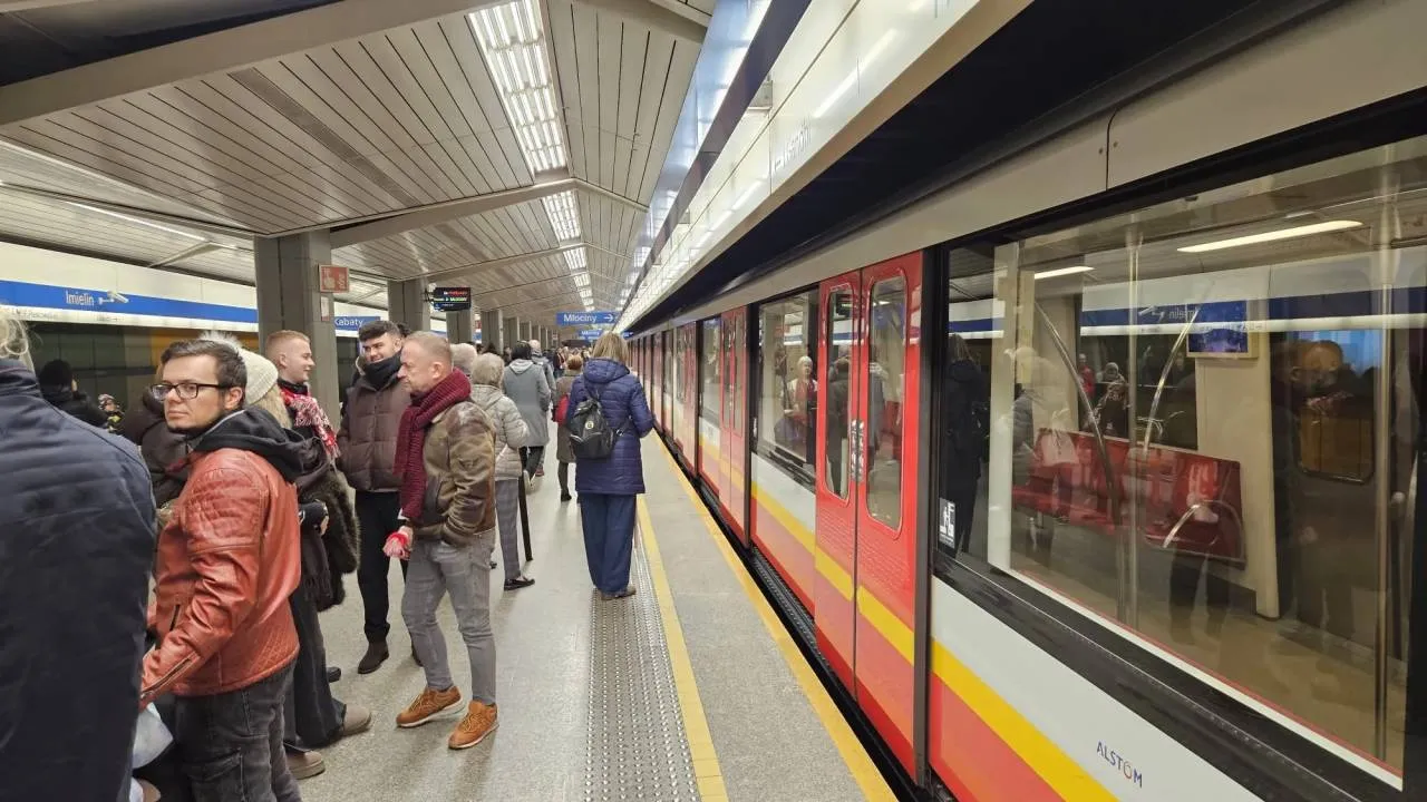Miasto nie pomogło uczestnikom Marszu Niepodległości. Pełne stacje i składy metra!