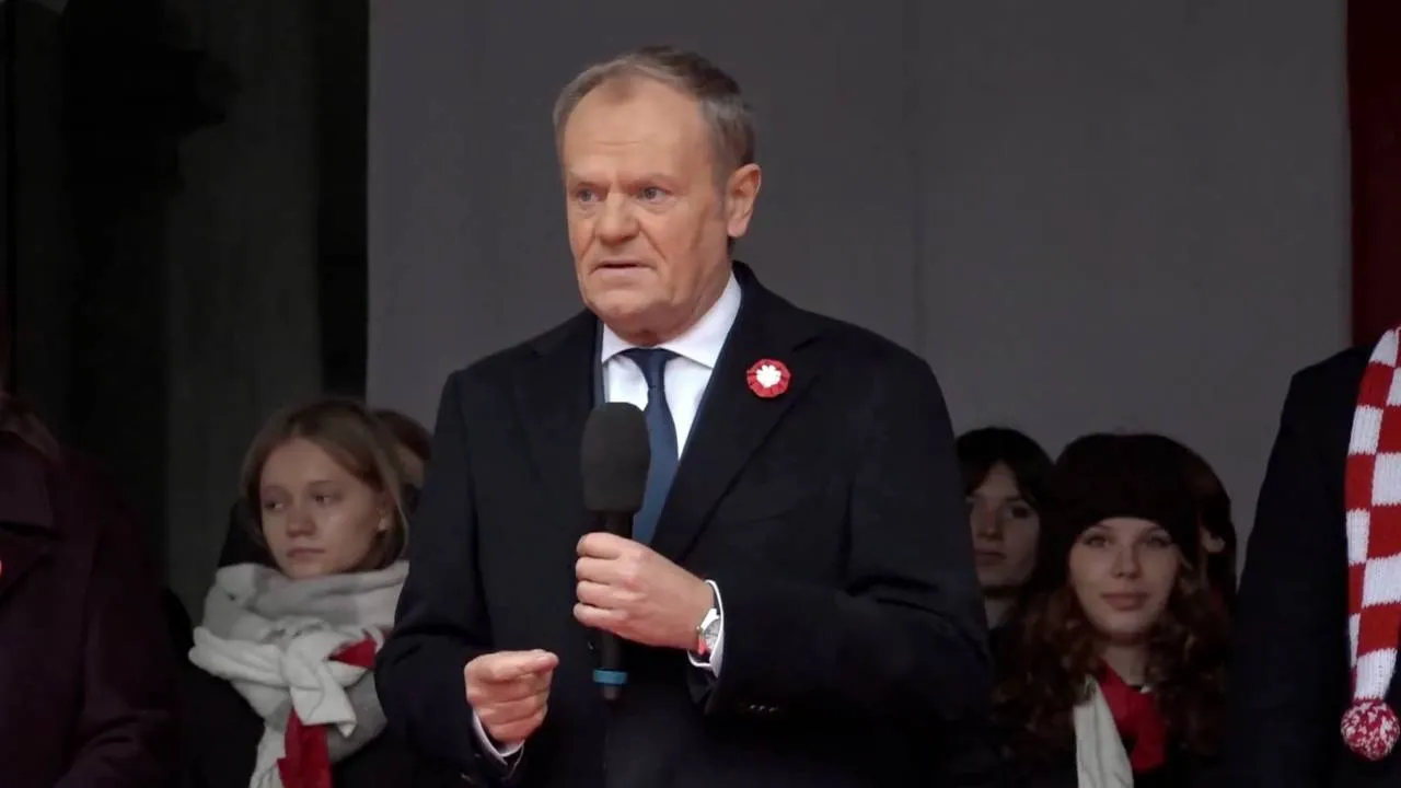 Tuska nie ma dziś w Warszawie. Przemawiając w Gdańsku... pomylił słowa polskiego hymnu! [WIDEO]