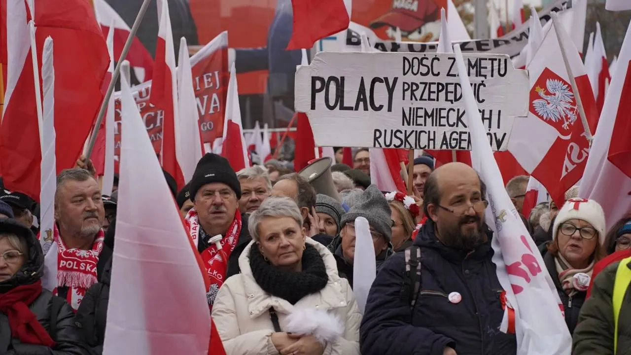 Dziennikarz TVN24 oburzony na Marsz Niepodległości, bo nie może przejść. "Kompletny absurd"