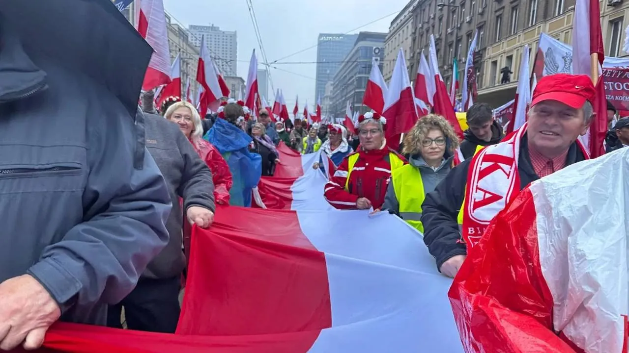 Tłumy dumnych Polaków na ulicach Warszawy. Nawet ratusz przyznaje, że jest bezpiecznie [ZDJĘCIA]