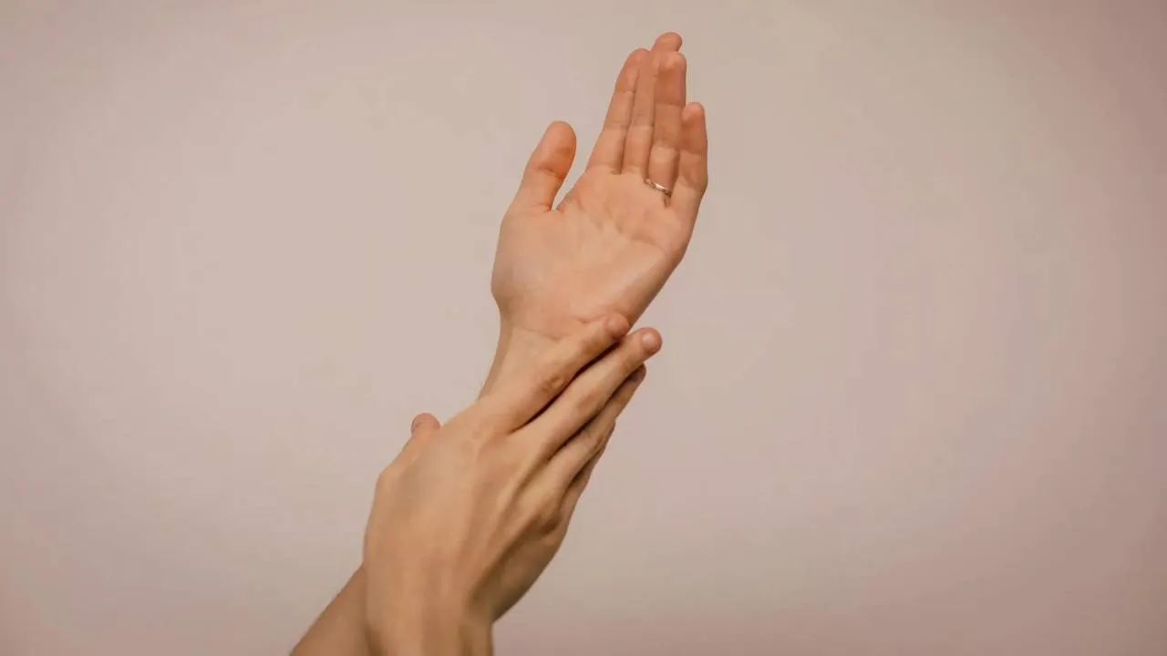 Dlaczego Twoje dłonie pękają, a włosy matowieją? Sprawdź, co chce Ci powiedzieć organizm