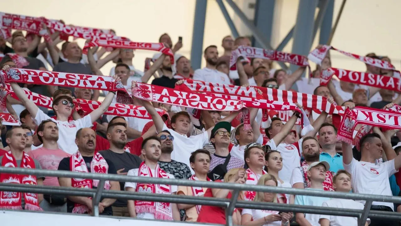 Skandal przed meczem Polska-Holandia. Patriotyczna oprawa blokowana przez służby
