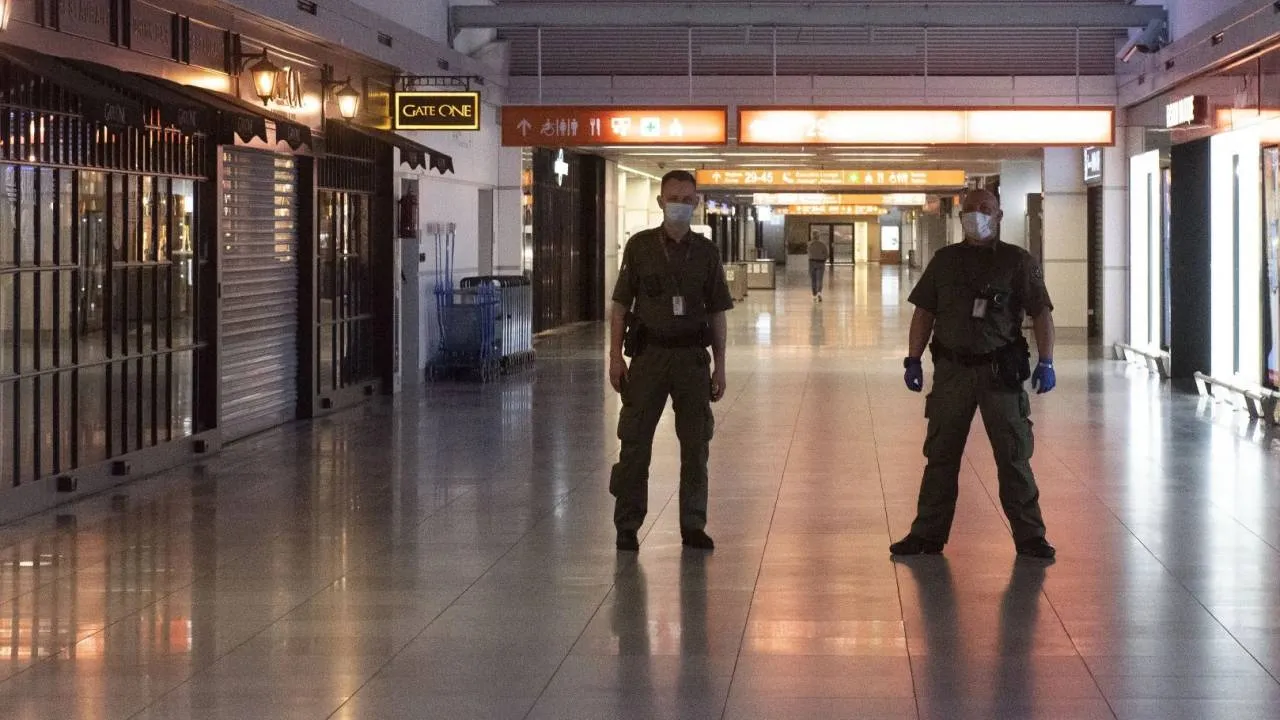 Duże korki i ewakuacja pasażerów z Lotniska Chopina. Wiemy, co było powodem wieczornej akcji