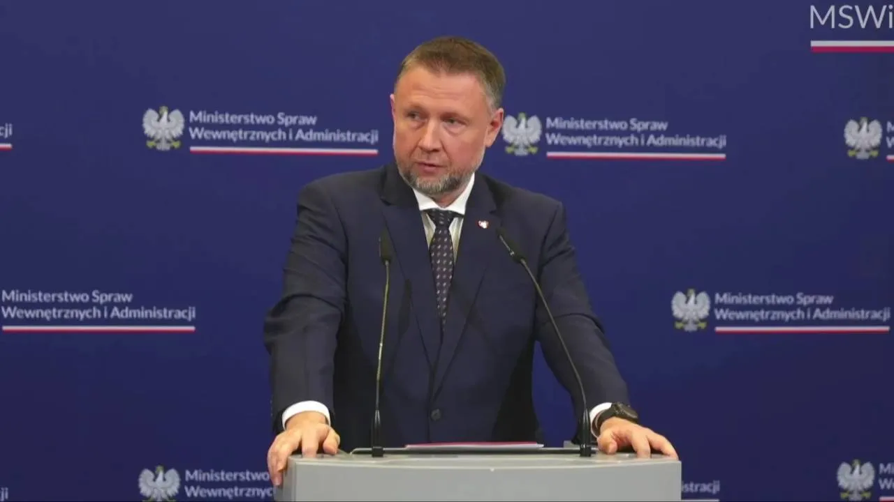 Kierwiński zamiast odpowiedzi - zaatakował reportera Republiki. "Niech pan założy czapkę"