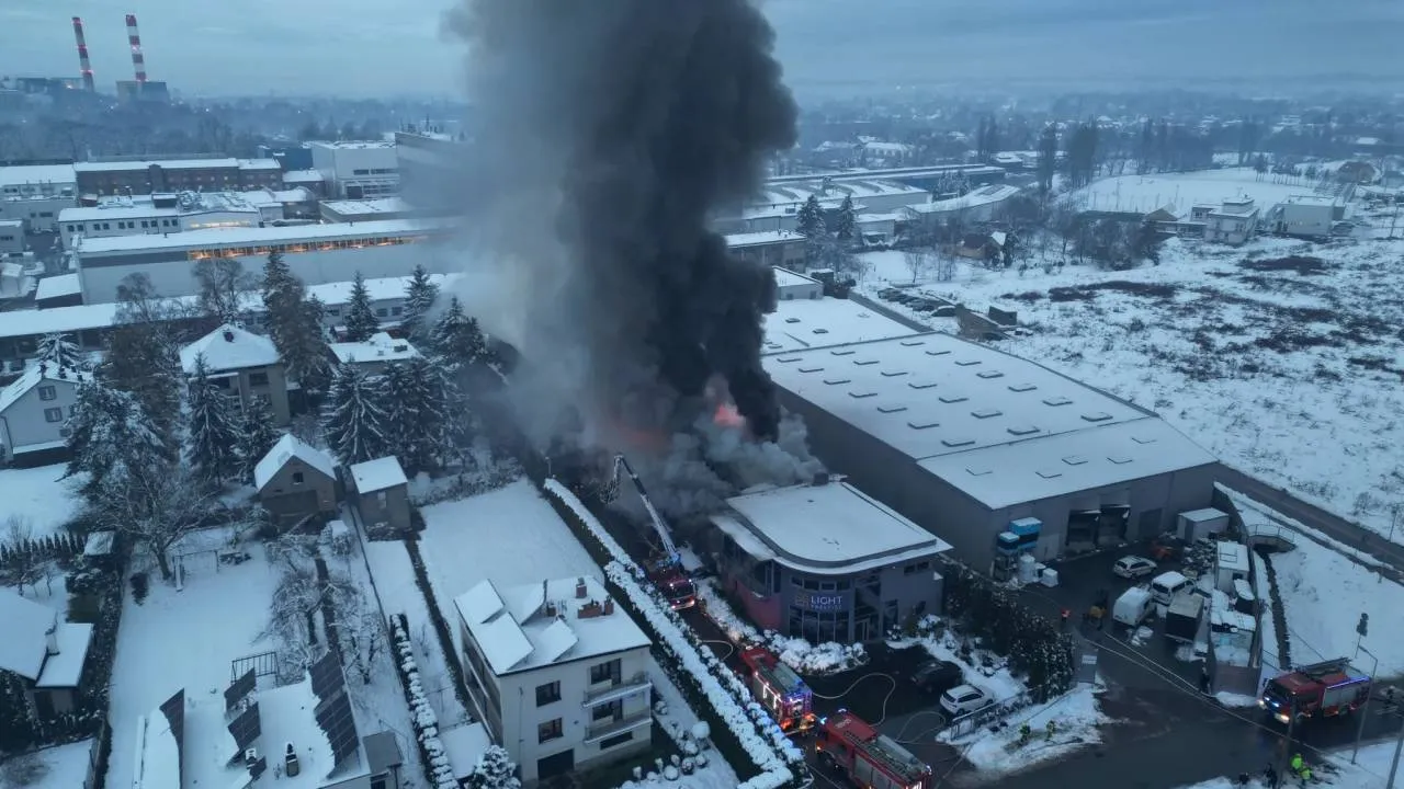 Wielki pożar na południu Polski. Pali się hala magazynowa. ZOBACZ WIDEO