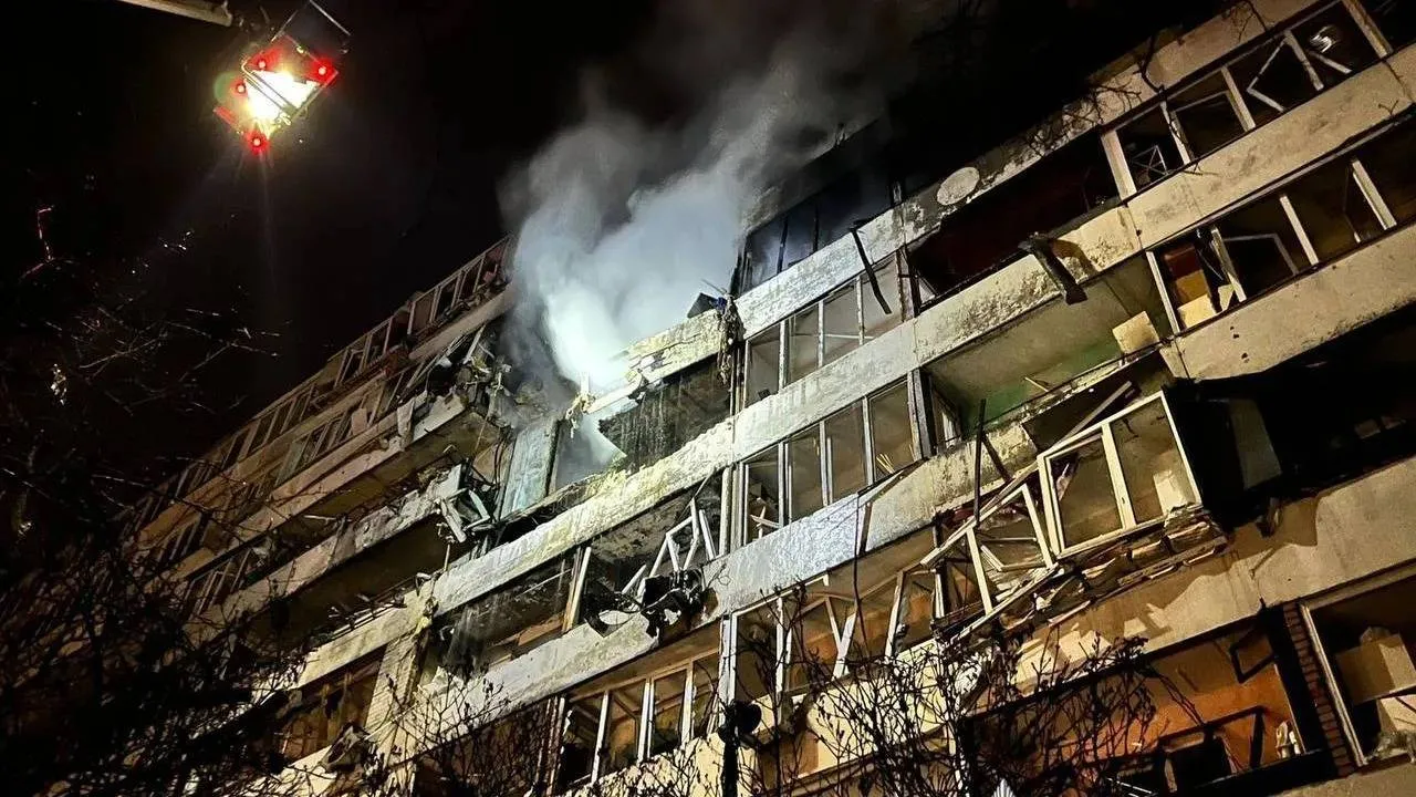 Zmasowany atak na Kijów w nocy. Rosja uderzyła w budynki cywilne [ZDJĘCIA]