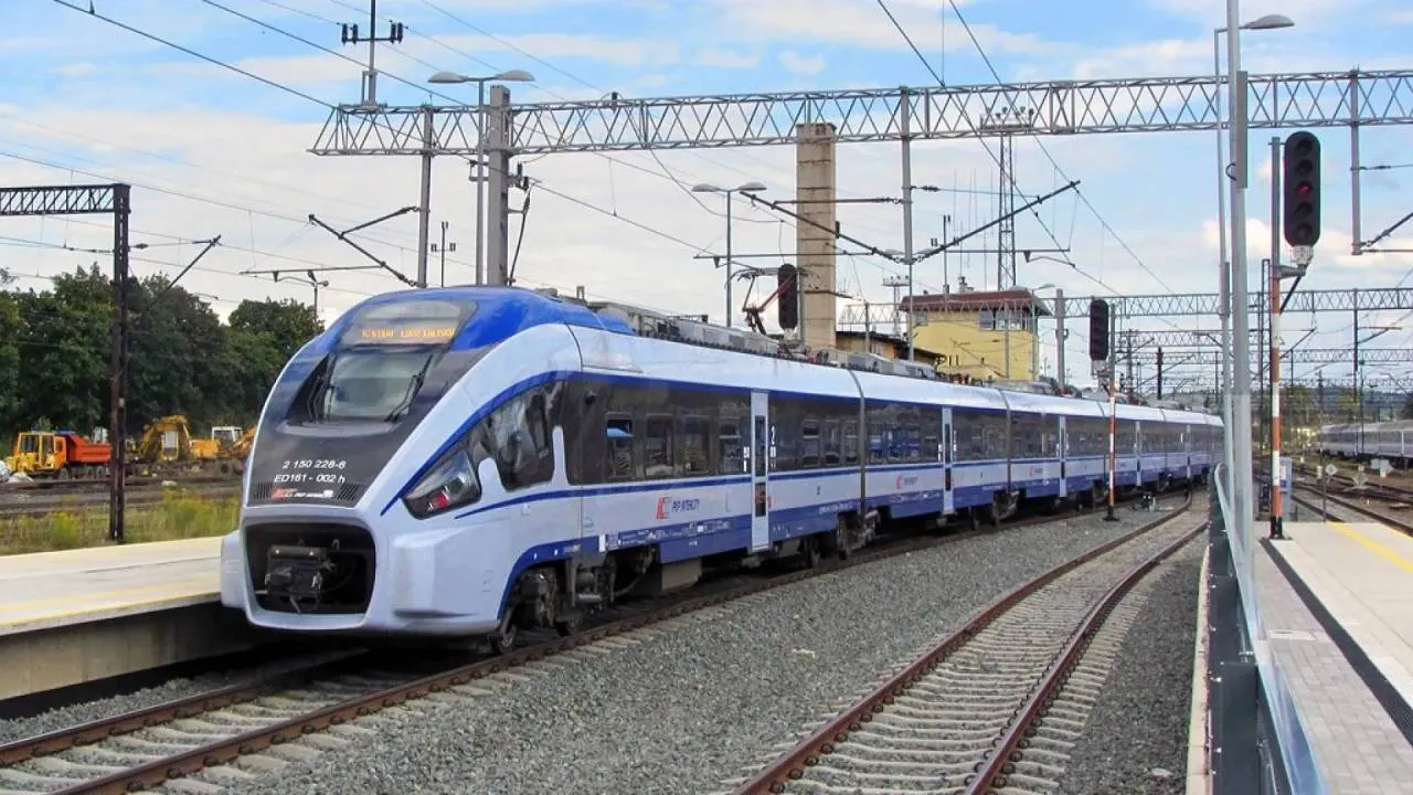 Impreza z DJ-em i open barem w PKP Intercity? Minister infrastruktury nerwowo tłumaczy sprawę [WIDEO]