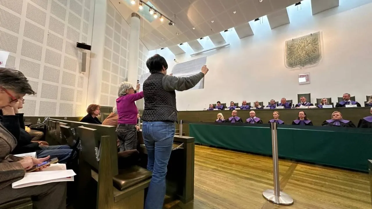 Gorąco na sali sądowej! Okrzyki, policja i przerwa w posiedzeniu [WIDEO]