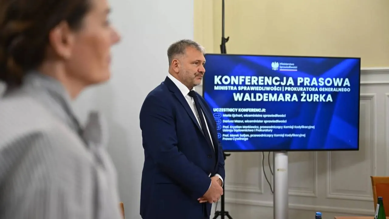 Żurek "nie wyklucza" delegalizacji partii komunistycznych. Ale jego działania temu przeczą