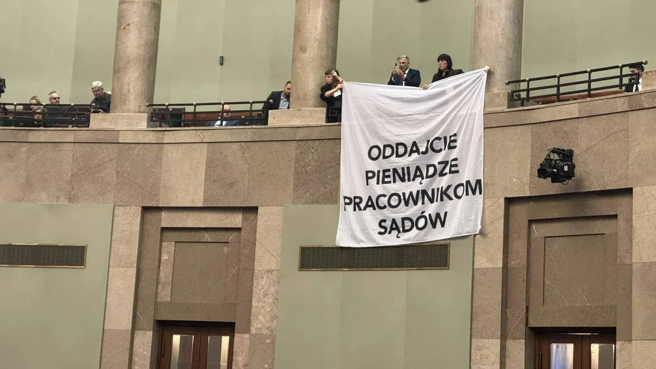 Chcieli zaprotestować w Sejmie. Ich baner wisiał kilka chwil. Szamotanina ze służbami [WIDEO]