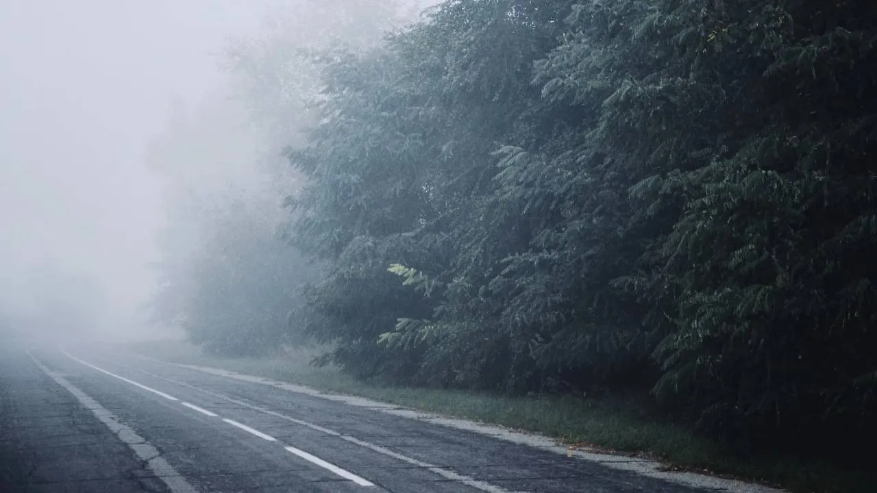 Mgła utrudnia jazdę. Ostrzeżenie dla 14 województw