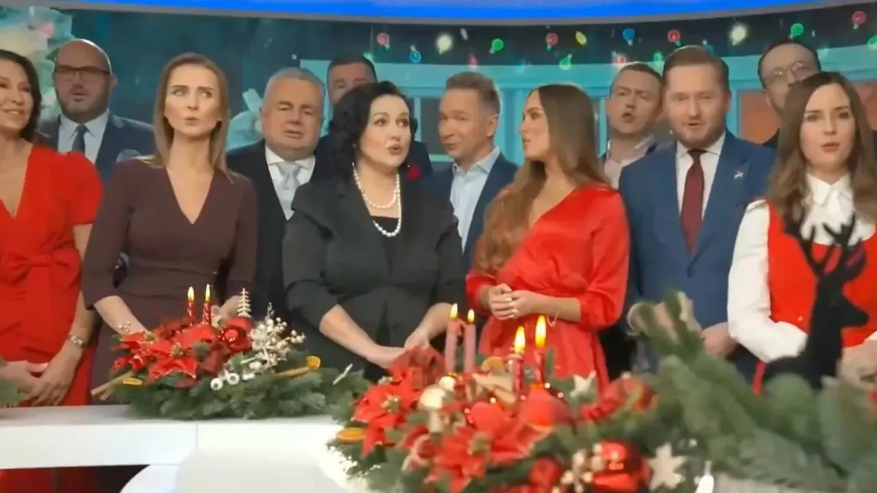 Dziennikarze TV Republika w świątecznym nastroju. Zaśpiewali kolędę dla widzów. ZOBACZ WIDEO