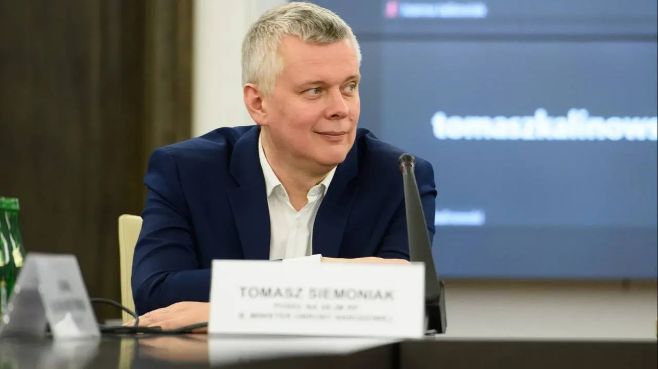 "Z lizakiem stał na ulicy i nikomu krzywdy nie zrobił". Siemoniak wziął w obronę Dobrzyńskiego