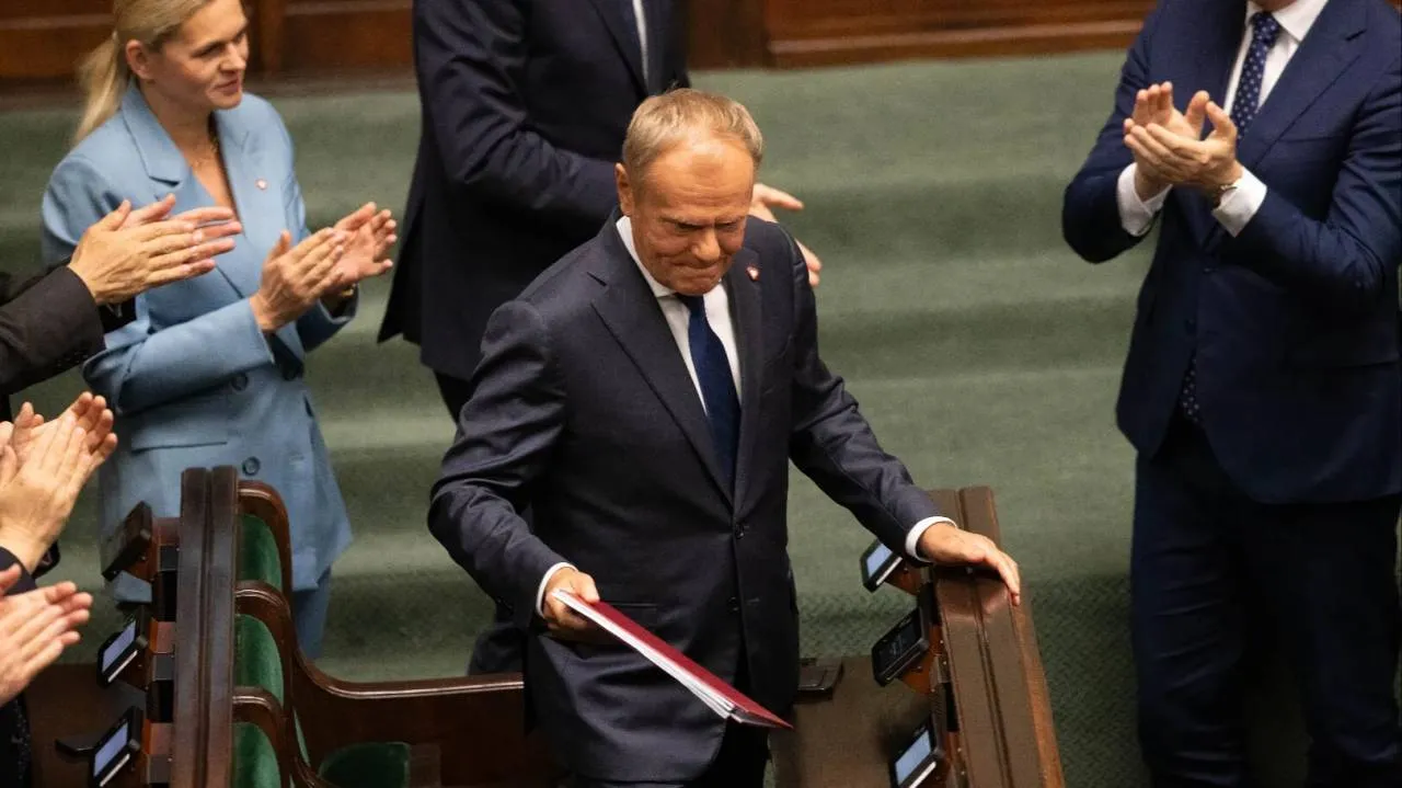 Niewiarygodne ceny paliw na zdjęciu od Tuska. Premier podał fejka za "Sokiem z Buraka"?