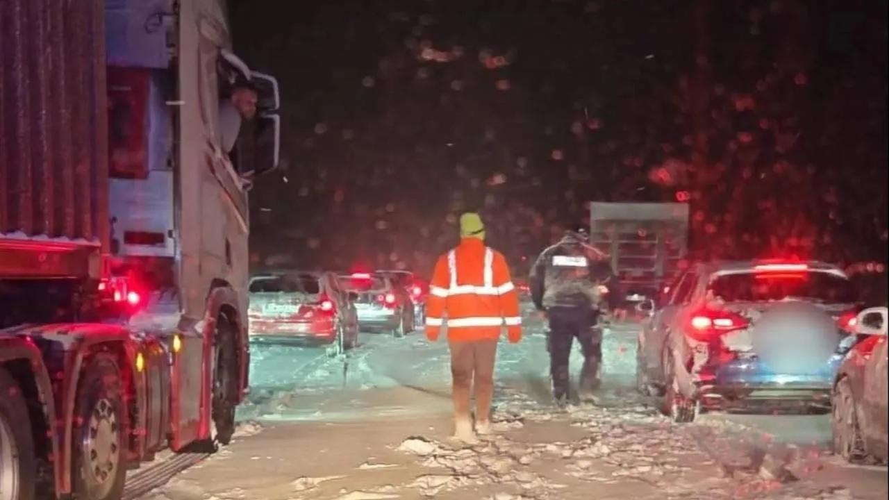 Drogowy armagedon na S7! Setki ludzi uwięzionych w autach, na ratunek rusza... miasto Ostróda