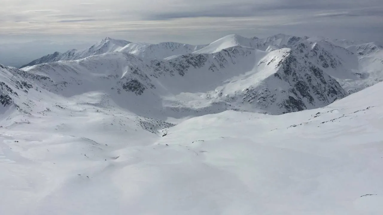 Trudne warunki w Tatrach. Wydano ostrzeżenie przed lawinami