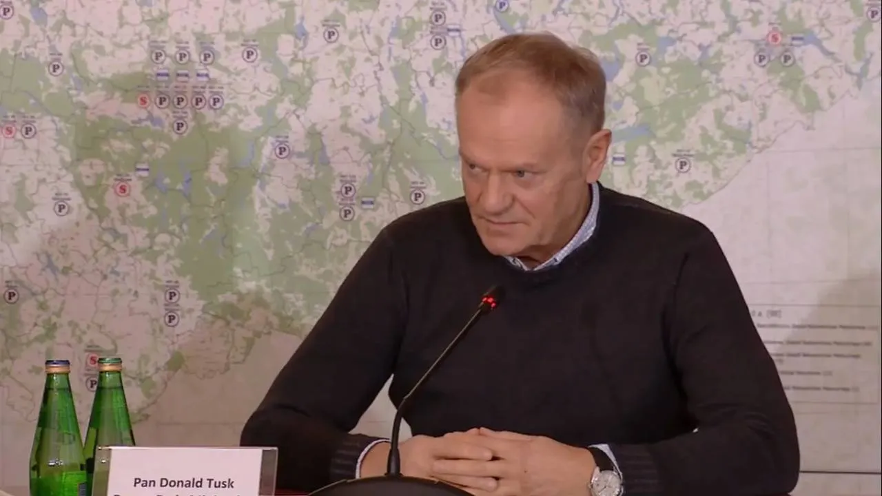 Odprawa z premierem Tuskiem, w tle mapy. A na nich wrażliwe dane