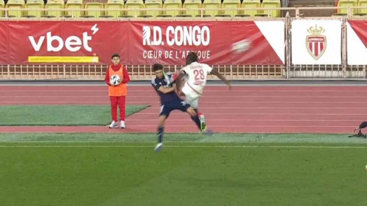 Bandyckie zachowanie piłkarza. Brutalny faul Mamadou Coulibaly'ego [WIDEO]