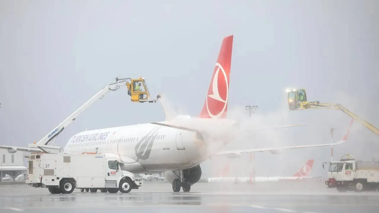 Zima sparaliżowała lotnisko. Odwołano około 500 lotów