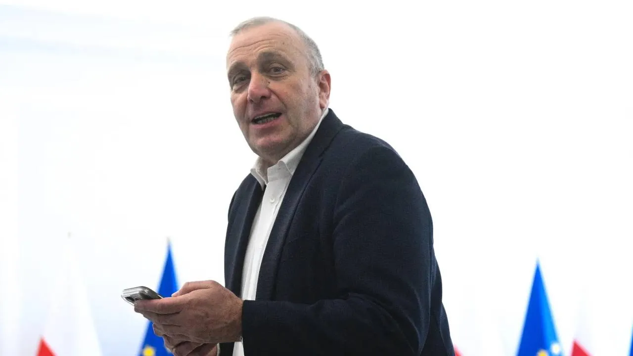 Schetyna skarży się na relacje rząd-prezydent. Powiedział o... "wariantach wojennych"