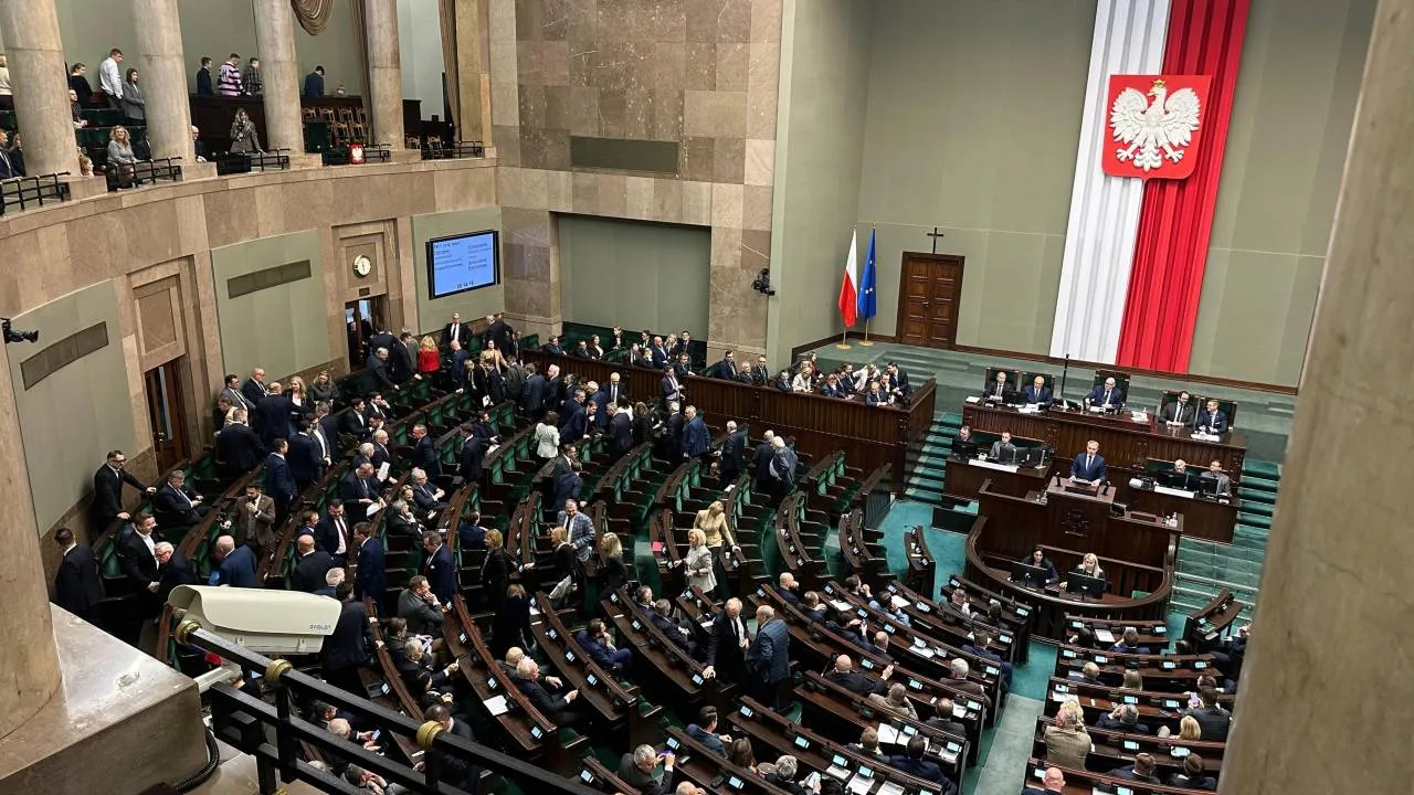 Nowy sondaż poparcia dla partii politycznych. Koalicjanci Tuska poza Sejmem [ZOBACZ]