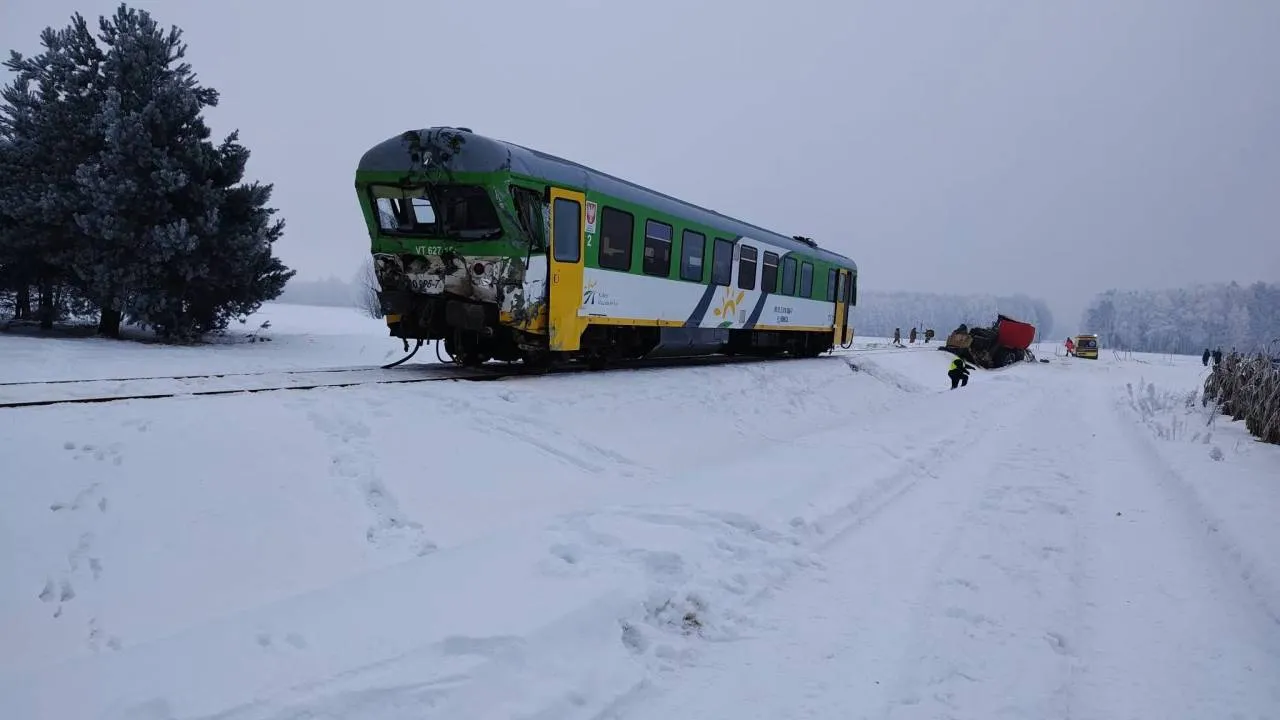 Groźny wypadek na przejeździe kolejowym. Szynobus zderzył się z koparką [ZDJĘCIA]