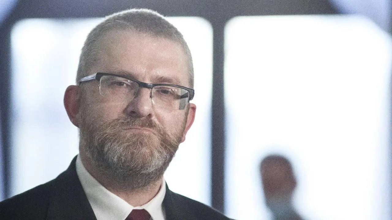 Prawica w ideologicznych kleszczach. Rosnące poparcie dla partii Brauna to wina euroentuzjastów