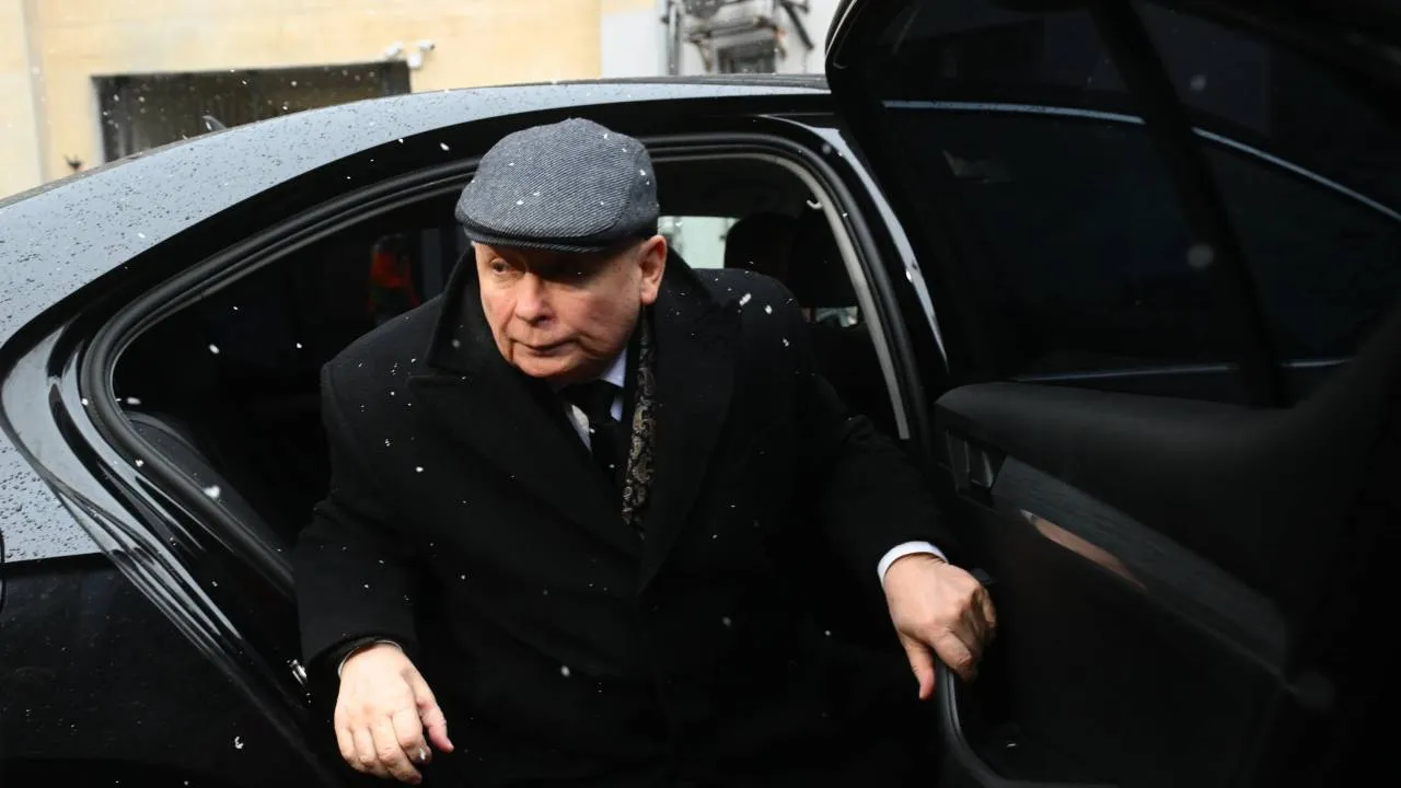 Gwałt na policjantce i libacja na komendzie. Prezes PiS do rządzących: "Mieliśmy się nie dowiedzieć?"