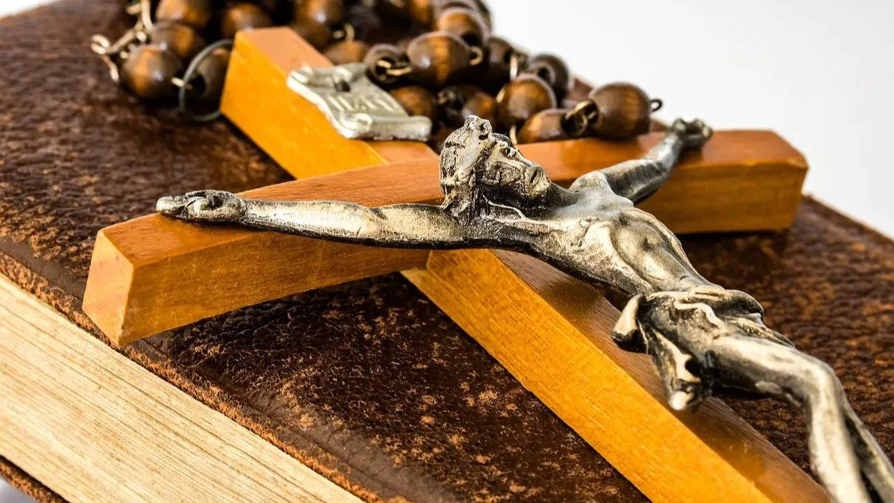 Krzyż w koszu na śmieci. Prokuratura zajmie się sprawą ze szkoły w Kielnie