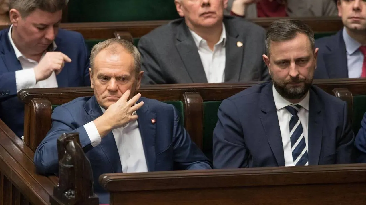 "Wujek Sam czy wujek Włodek". Były premier: Tusk wystraszył się wyboru, przed którym stanął PSL
