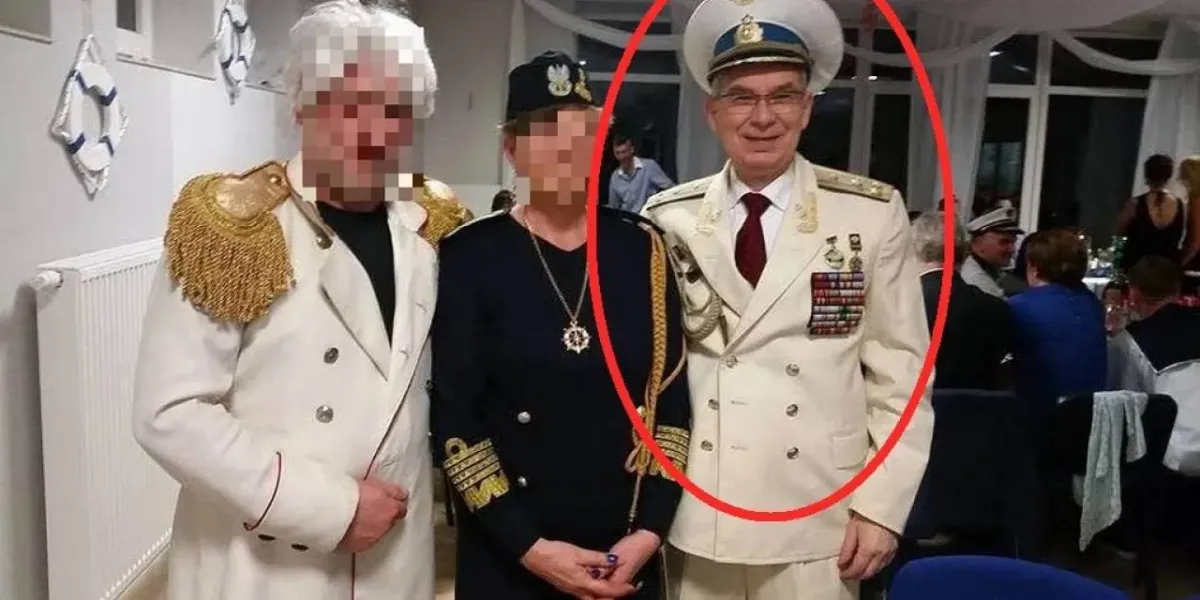 「旗は高く掲げなければなりません。」新左翼の上院議員が…ソ連軍大尉の制服を着てポーズをとる