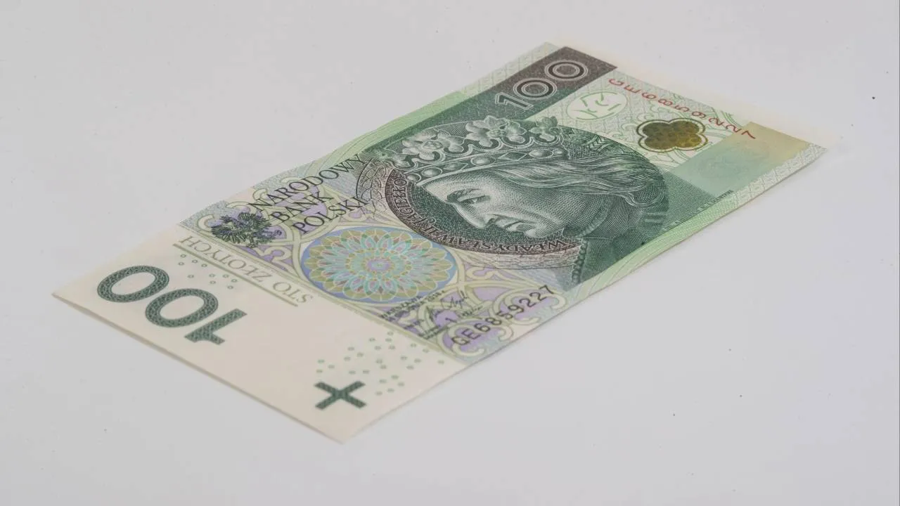 Seniorzy wyrzucają pieniądze w błoto. Opłacają rachunki, choć nie muszą