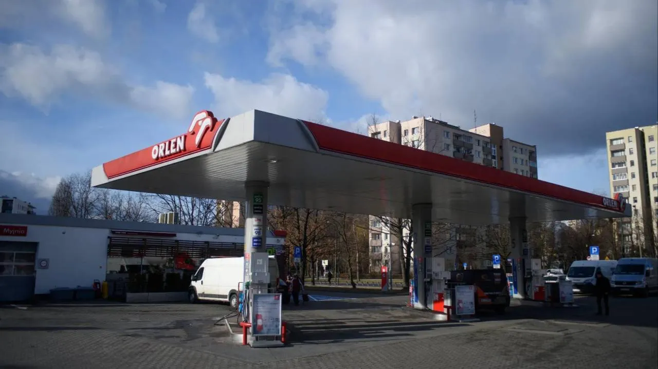 Paliwo w Polsce mogłoby być tańsze? Analityk wskazuje na politykę cenową Orlenu