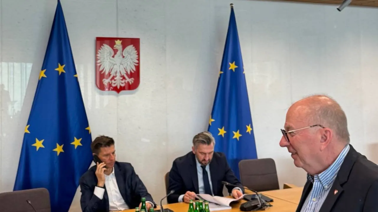 Posiedzenie komisji bez biało-czerwonych flag. Małecki reagował, Petru... kpił [ZOBACZ]