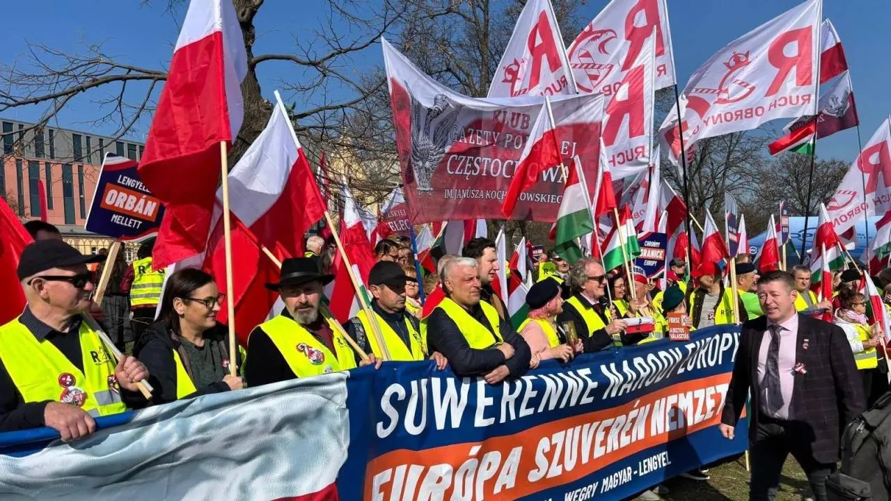Morze biało-czerwonych flag w Budapeszcie. "Nasza przyjaźń to coś więcej niż różnice w poglądach" [FOTO, WIDEO]