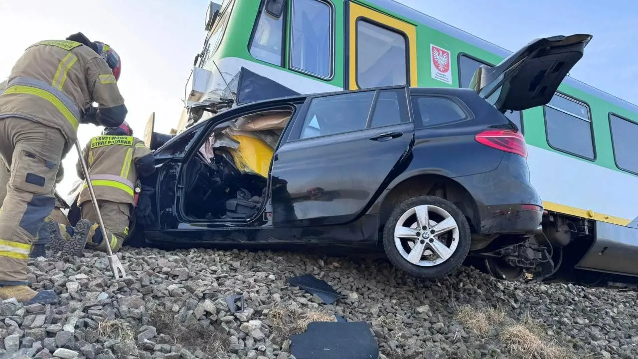 Tragedia na torach. Pasażerka auta nie przeżyła zderzenia z pociągiem. ZOBACZ ZDJĘCIA