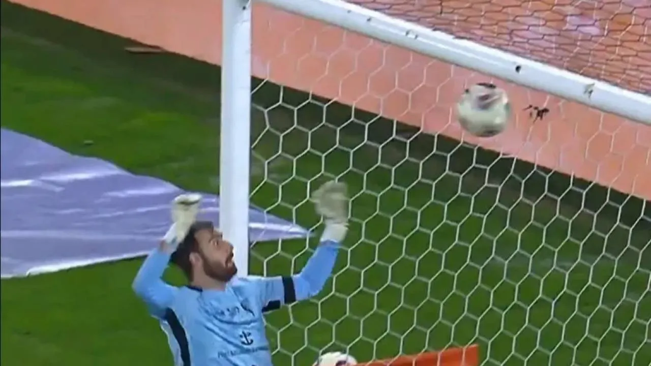 Co on zrobił?! Kuriozalna interwencja Cojocaru hitem Ekstraklasy [WIDEO]