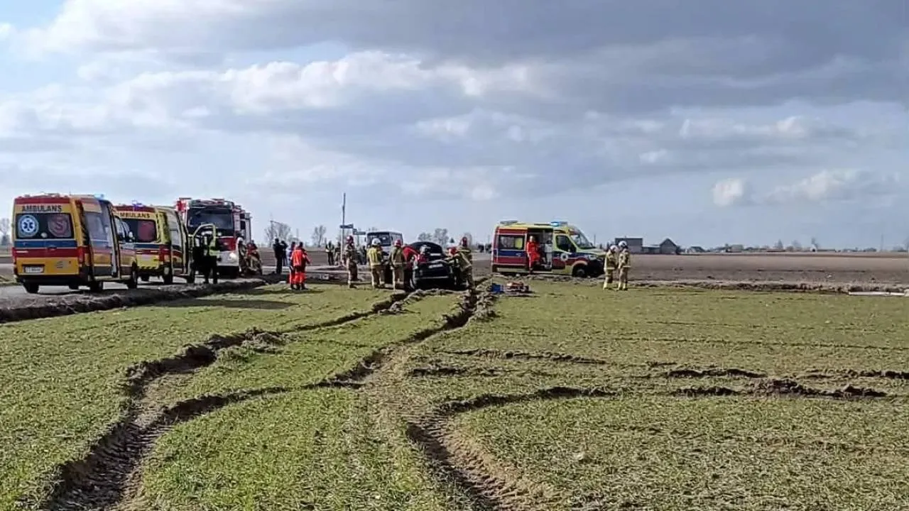 Wypadek autobusu szkolnego. Po ciężko rannych nastolatków przyleciał śmigłowiec LPR