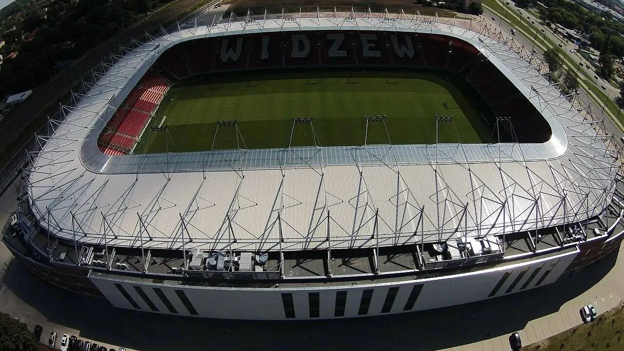 Kibice Lecha zdemolowali trybunę na stadionie Widzewa. Straty sięgają kilkuset tysięcy złotych