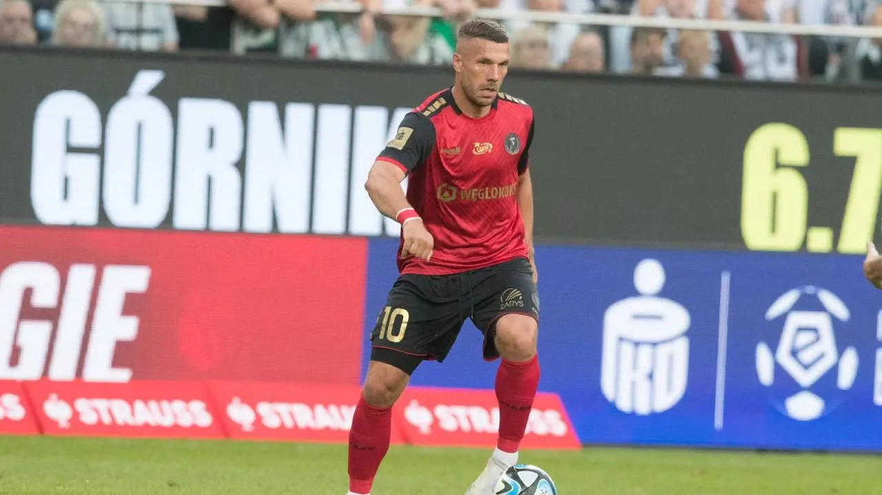 Lukas Podolski za to zagranie natychmiast wyleciał z boiska. Teraz dostał dodatkową karę